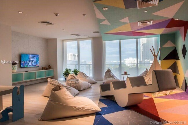 Foto del edificio - 121 NE 34th St