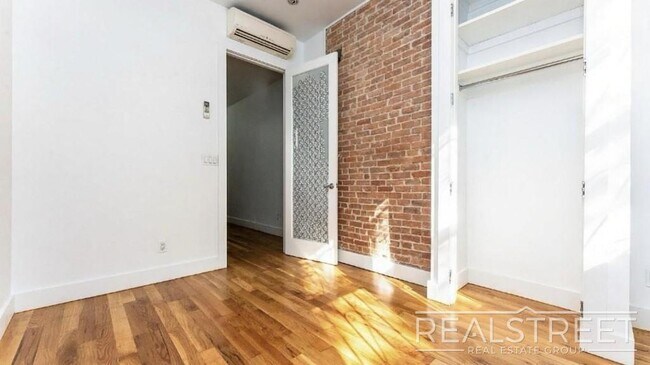 Foto del edificio - Dupont Street