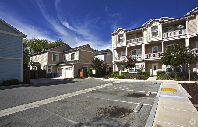 Foto del edificio - 325-395 Gurries Dr