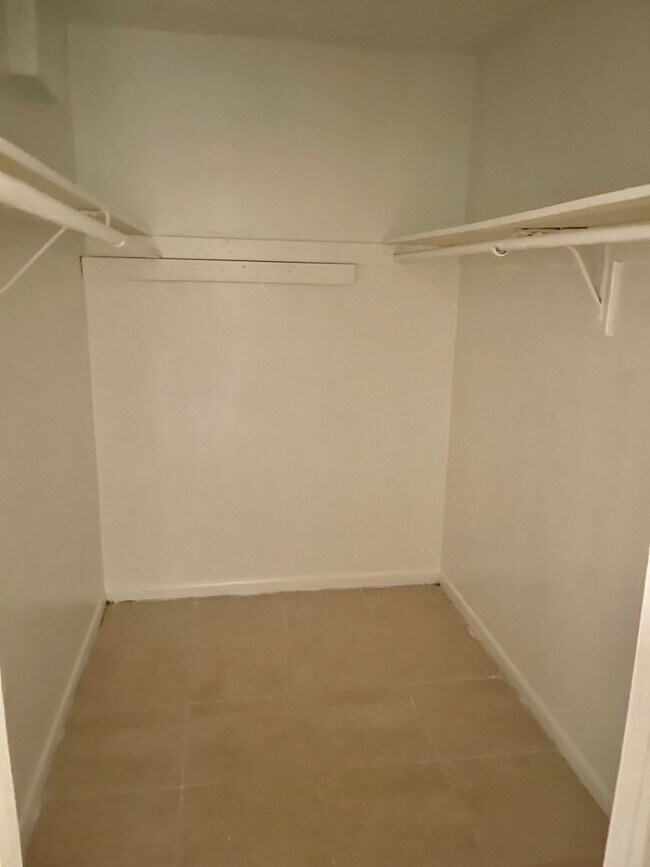 Foto del edificio - POS Holdings LLC-718-720