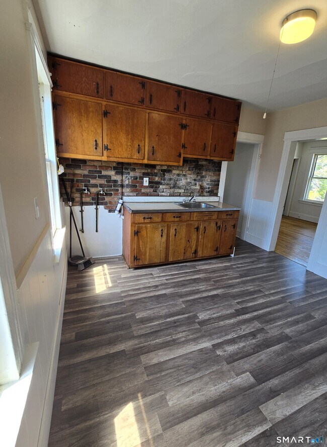 Building Photo - 985 Huntington Rd