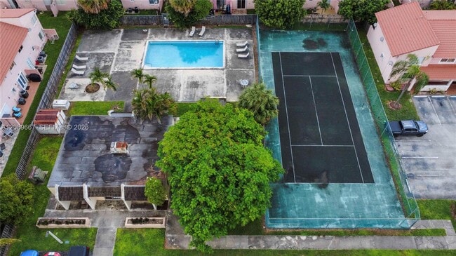 Foto del edificio - 8005 Lake Dr