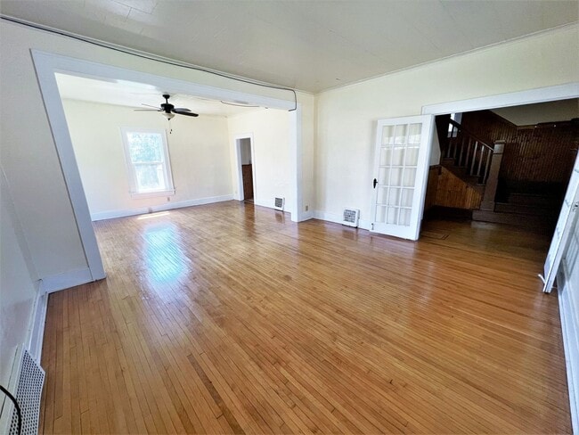 Building Photo - 1111 W 4th- 4 bedroom house