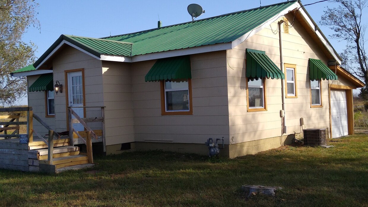 Building Photo - 703 S Hwy T