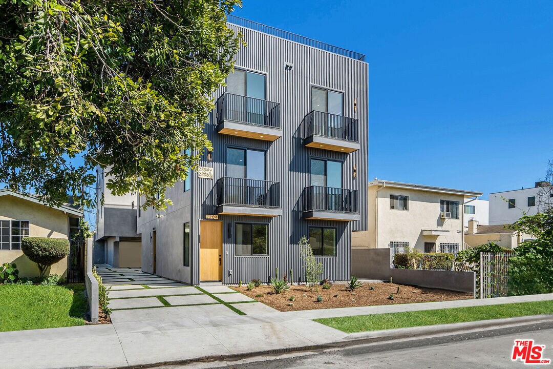 Primary Photo - 2204 Carmona Ave