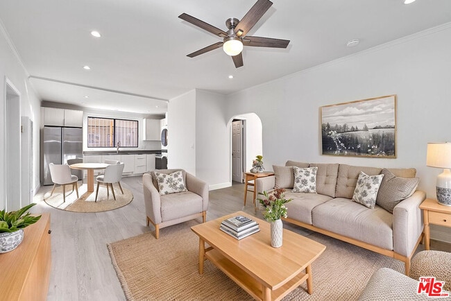 Foto del edificio - 536 N Oxford Ave