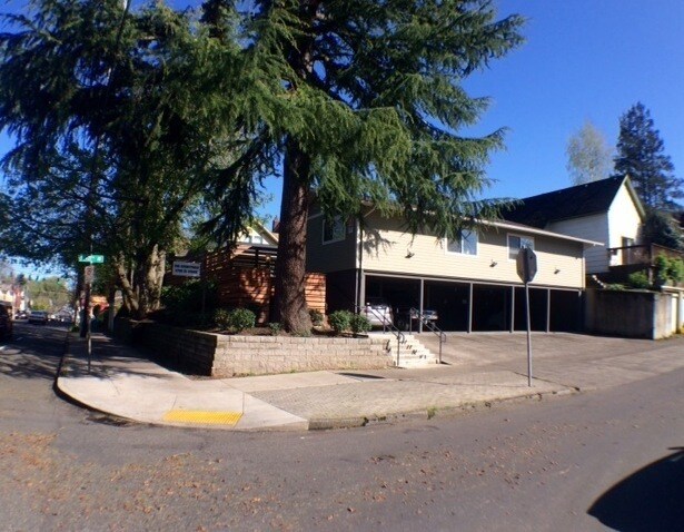 Primary Photo - 2700 SE Stark St