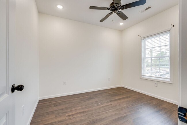 Foto del edificio - 2 bed/2bath apartment just off W. Market Street