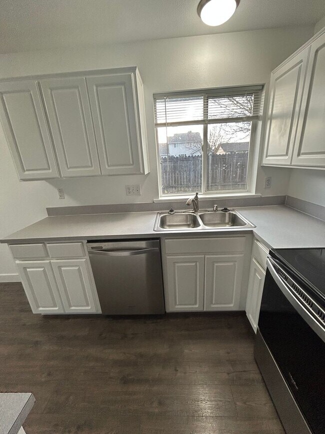 Foto del edificio - Beautifully Remodeled 2 Bedroom 1 Bath Duplex w/ Large Yard!! Pets are welcome! Electric car char...