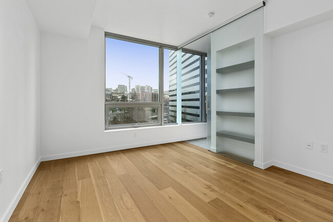 Building Photo - Nexus Condominium - 1 bedroom + den