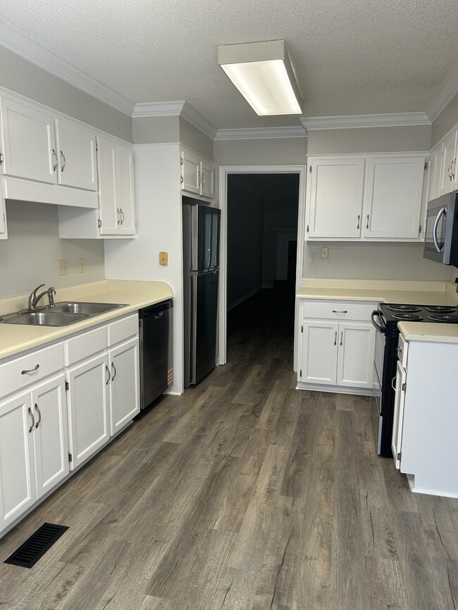 Building Photo - 246 Woodcastle Dr