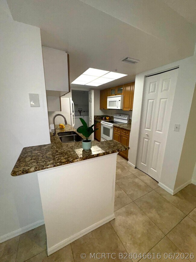 Building Photo - 1300 Crestwood Ct S