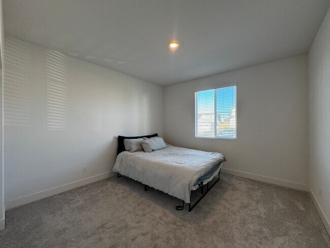 Foto del edificio - Beautiful, Almost New Winchester 5 Bedroom House with SOLAR