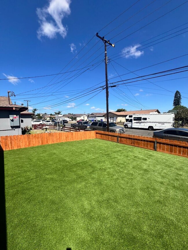 Foto del edificio - 3 bedroom, 2 bath with 2 bonus rooms and huge fenced yards!