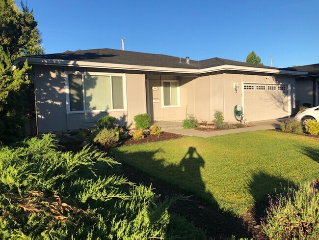 Building Photo - 1064 Fleetwood Dr
