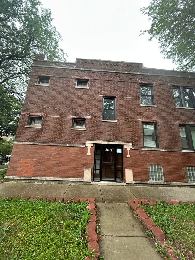 Primary Photo - 3801 W Belle Plaine Ave