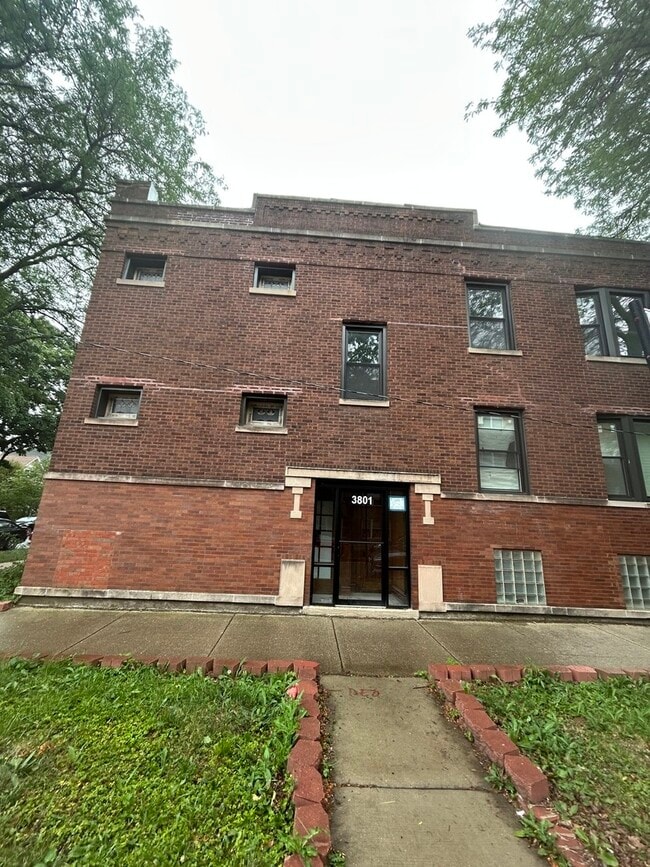 Building Photo - 3801 W Belle Plaine Ave