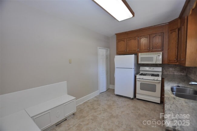 Building Photo - 1731 Perfection Ave