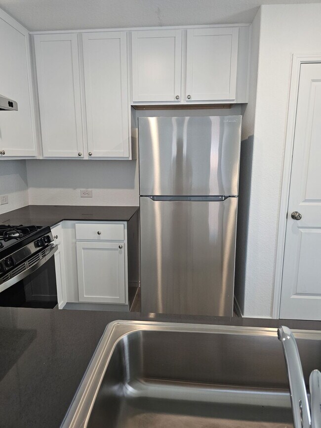 Building Photo - "Charming 3-Bed Sanctuary with Granite Elegance in San Antonio! Voucher Accepted! "