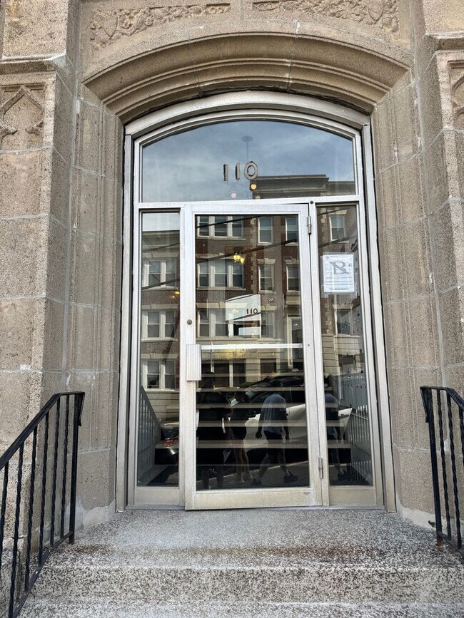 Foto del edificio - 1BR/1Bth unit. Great location, Laundry in building!