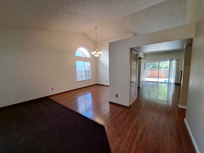 Foto del edificio - 143 Buttercup Cir