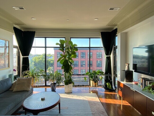 Foto del edificio - 1301 H St NE