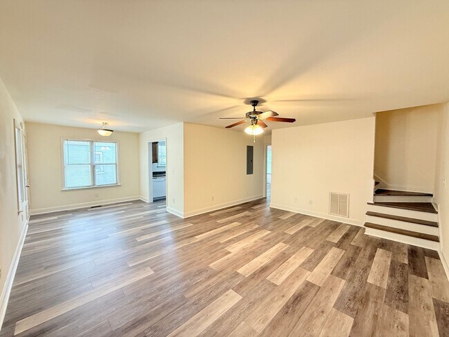 Foto del edificio - Four Bedroom Near Downtown Available for Pre-Lease!