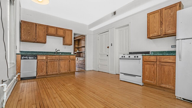 Building Photo - 2230 W Belmont Ave