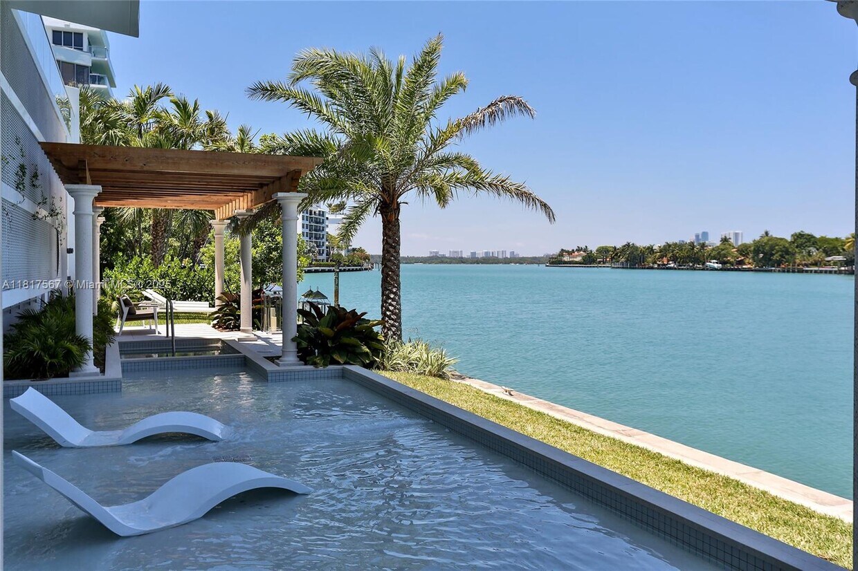 Foto principal - 9821 E Bay Harbor Dr
