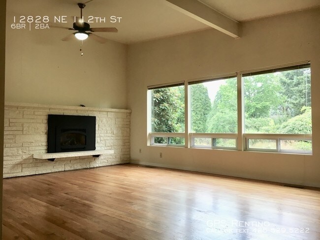 Foto del edificio - 6 Bedroom Home In Kirkland!