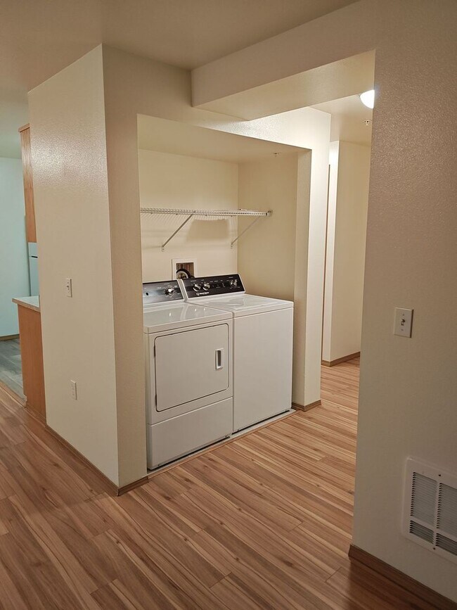 Building Photo - 3 bedroom 1 bath - Elevator and Balcony!  Washer/Dryer in unit!