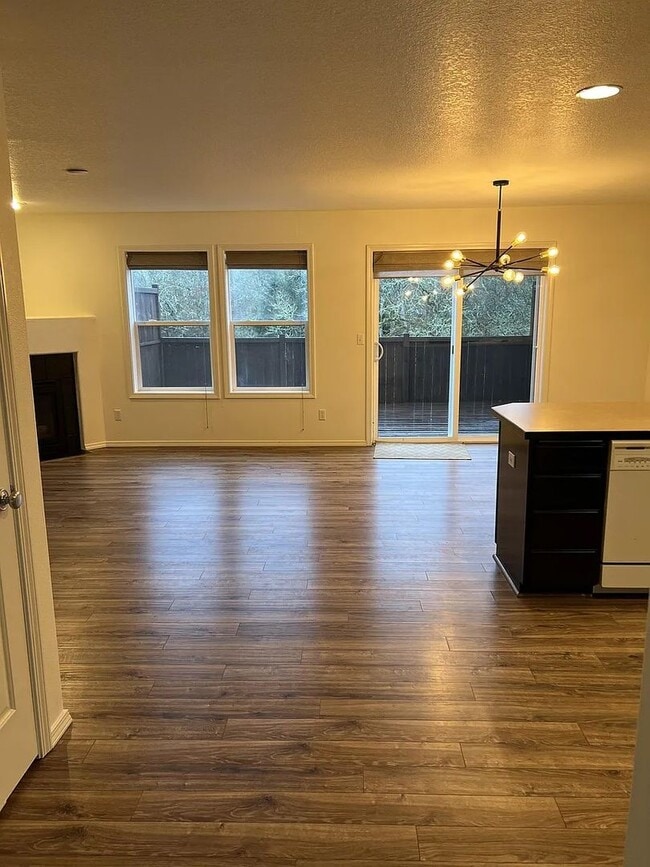 Building Photo - Enormous Tri-Level Townhome 2/2 w/Bonus Room Available Feb. 6th