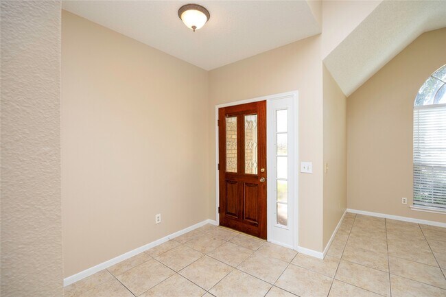Building Photo - 811 Sierra Lake Dr