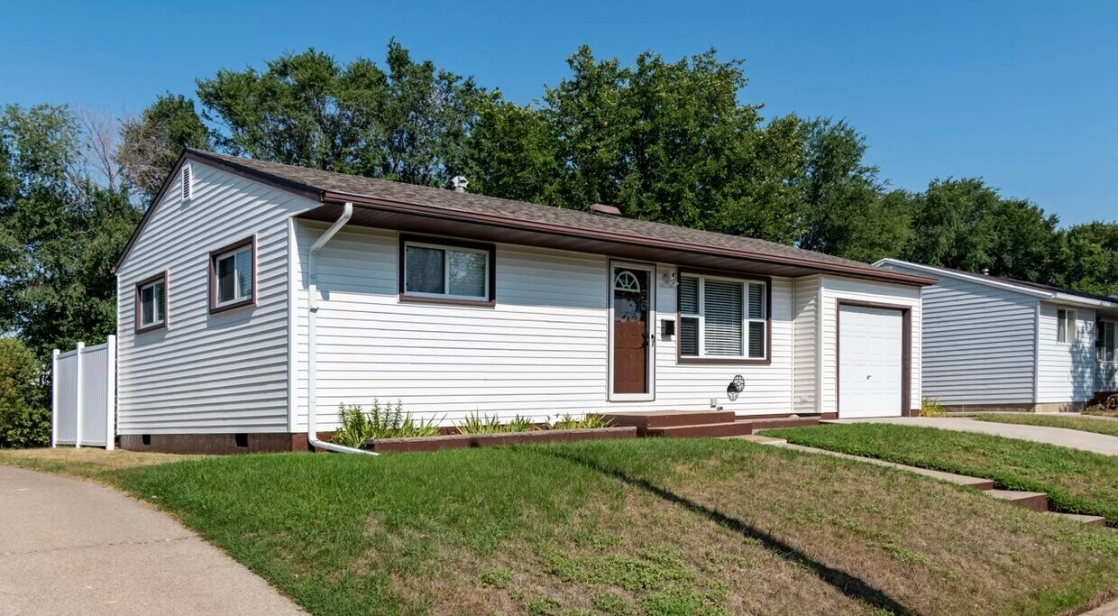 723 Boehm Dr, Bismarck, ND 58504 House Rental in Bismarck, ND