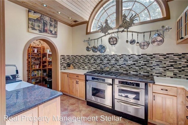 Building Photo - 3 br, 2.5 bath House - 7628 Pine Place