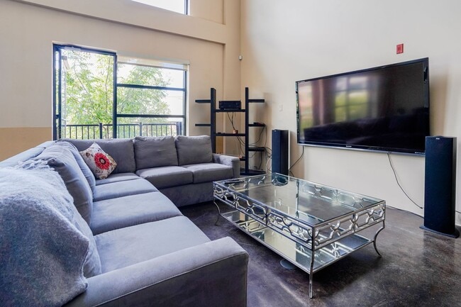 Foto del edificio - Fully Furnished 2-Level Condo for Traveling Nurses | 1,549 Sq Ft | Private Parking | Shared Living