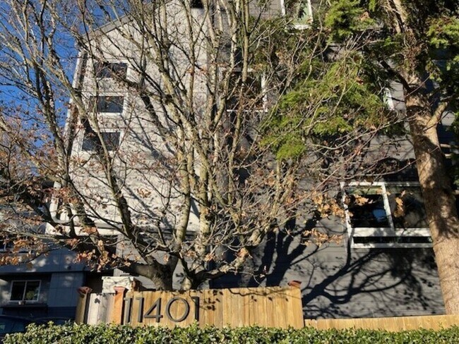 Foto del edificio - 11401 Roosevelt Way NE