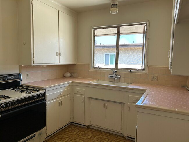 kitchen - 1351 E Harvard St