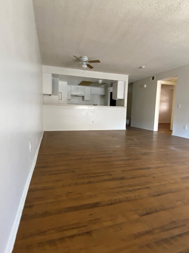 Huge Living Rm Next to Kitchen - 316 W Avenue 38