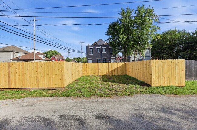 Foto del edificio - 775-777-777 Bellows Ave