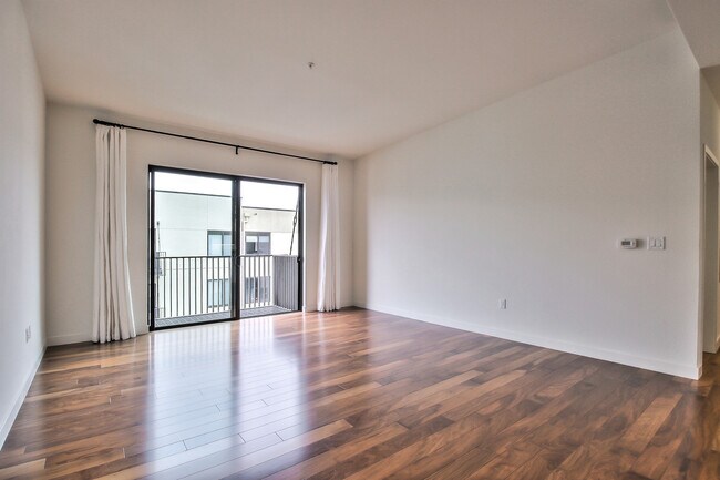 Building Photo - Top-Floor 2 Bedroom Condo For Rent At Plan...