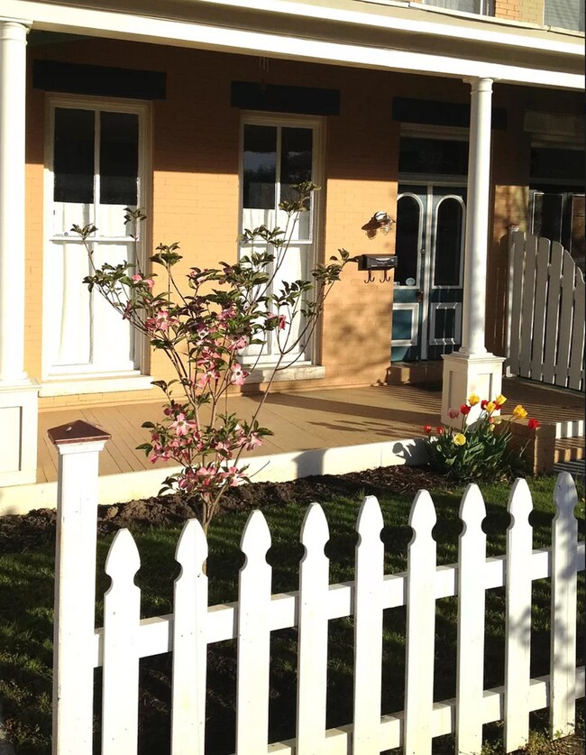 Building Photo - Amazing Rowhouse in Churchill!!