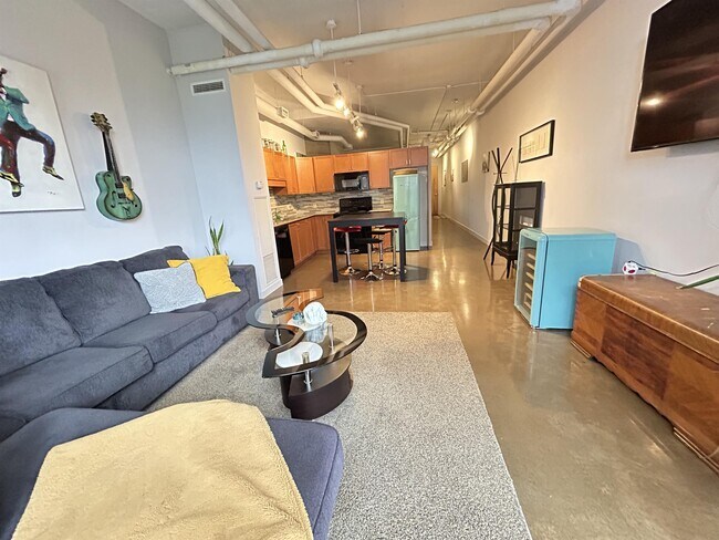 Building Photo - 66 Bay St S