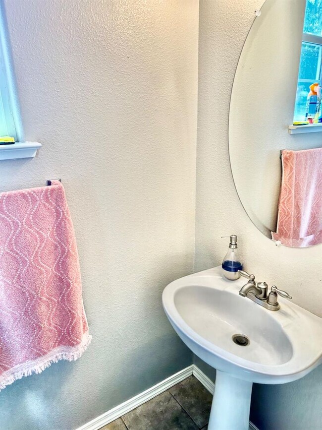 Building Photo - Spacious European Grove 3/2.5 off Fig Gard...