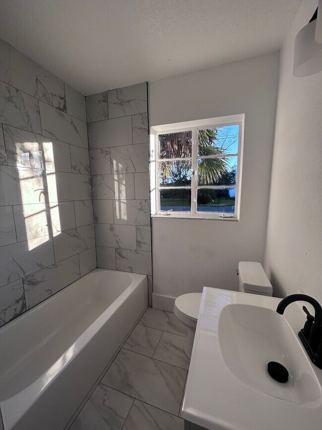 Foto del edificio - Charming 2/1 recently renovated! Available...