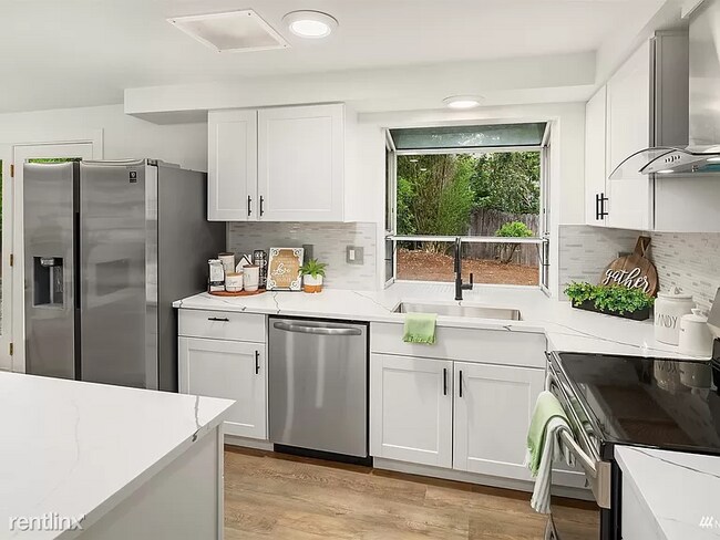 Foto del edificio - 3 br, 2 bath House - 22020 5th Avenue West