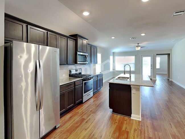 Foto del edificio - 8110 Cottage Rose Dr