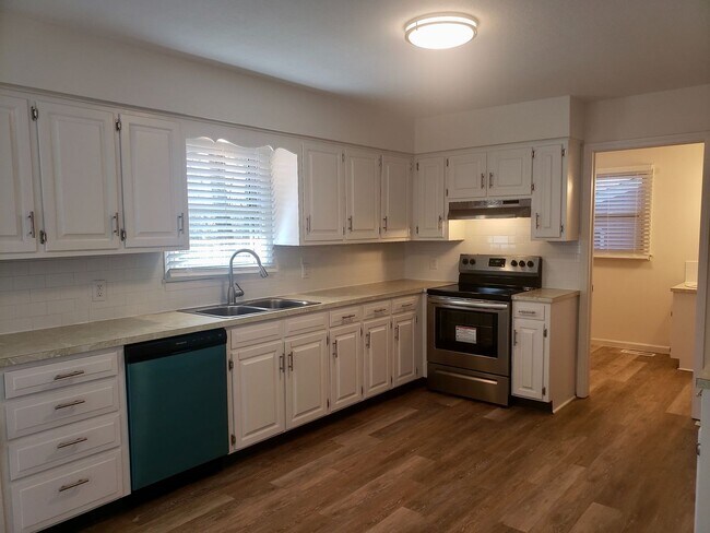 Building Photo - Primrose Market Place - Battlefield Mall Area - Bradford Park Neighborhood w/ 2 Living Area's