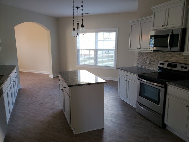 Foto del edificio - Three-Bedroom Home for Rent in New Riverside!