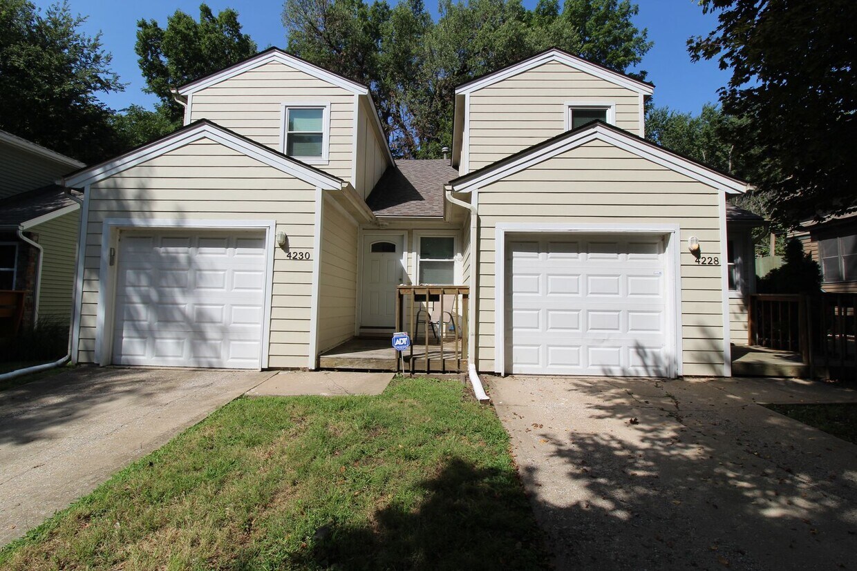 Foto principal - 2 Bedroom 1 Bath Duplex in the Westport Area